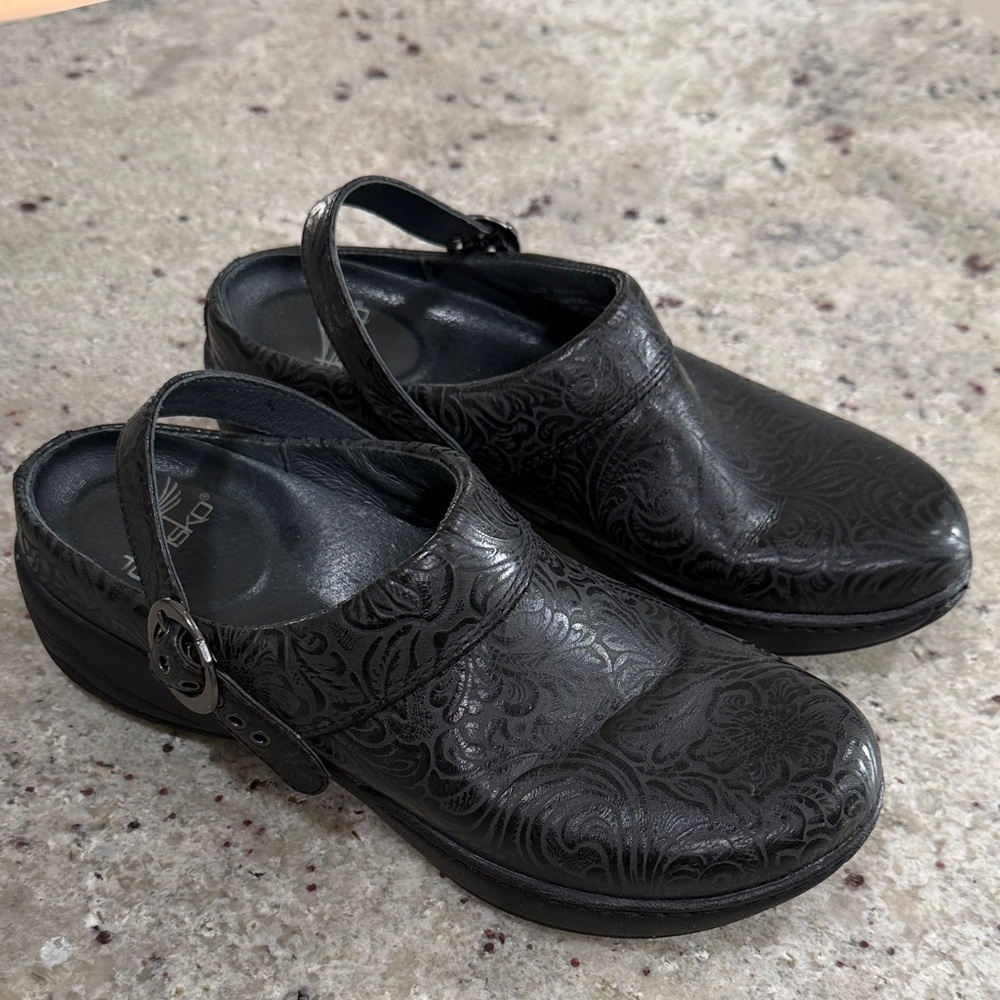 Dansko Allison Black Clogs Mules Shoes Embossed Floral Leather Shoes Size 37 6.5